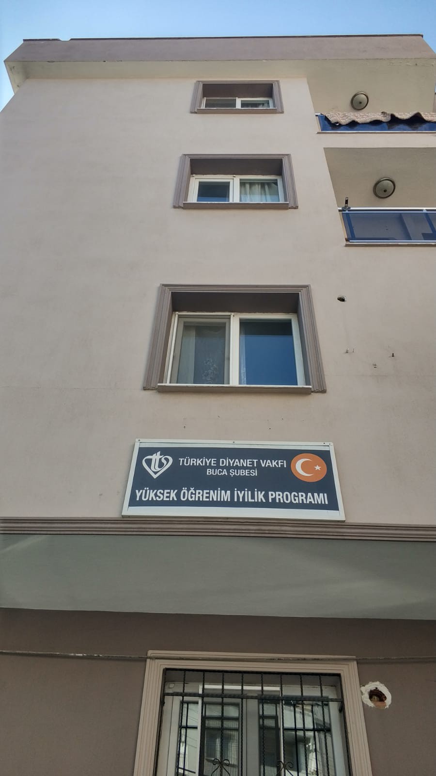 Artık O tabela Orada Asılı Değil
