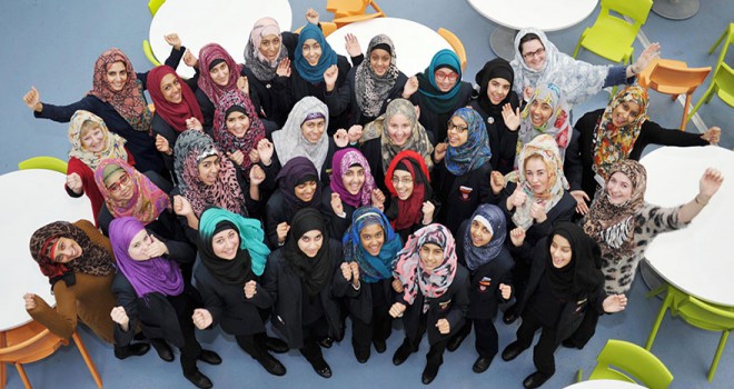 Müslüman olmayan kadınlar Ramazan boyunca başörtüsü takıyor