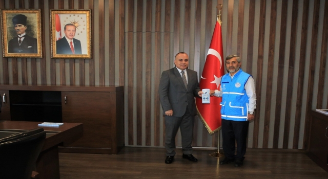 Kaymakam Ünsal, kurbanını TDV' ye emanet etti.