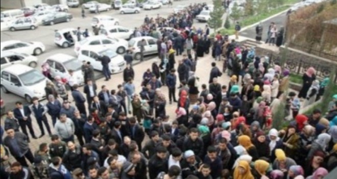 375 Dolarlık Kur'an-ı Kerim İçin izdiham Yaptılar