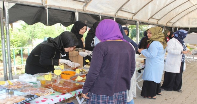 İmam Hatip öğrencileri Afrika’da su kuyusu açmak için kermes düzenlendi