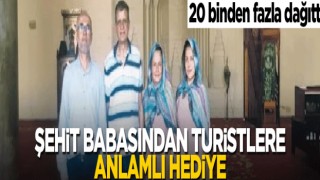 Şehit polisin imam babasından turistlere hediye! 20 binden fazla dağıttı