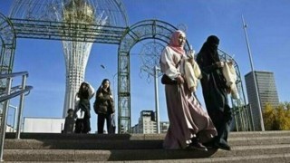 Kazakistan’da halka açık yerlerde başörtüsü yasaklanacak mı?