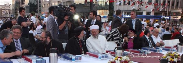 Taksim meydanının hınca hın&#231; dolduran iftar