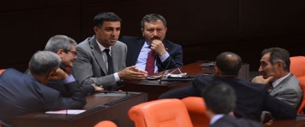 Arın&#231; yeni partiyi &#39;ti&#39;ye aldı