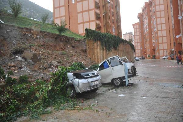 İstinar duvarı 13 aracın &#252;st&#252;ne &#231;&#246;kt&#252;