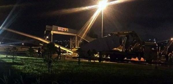 Vincin çarptığı üst geçit çöktü!
