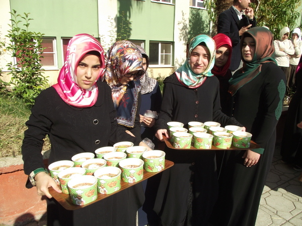 Kız İmam Hatip’te 5 Bin Kişiye Aşure İkramı