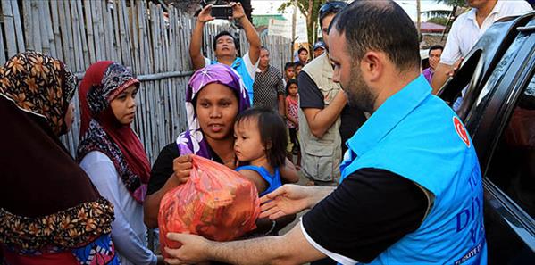 Diyanet Vakfı Filipinler'de yaraları sarıyor
