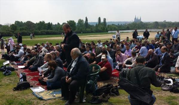 Prag'da Müslümanlardan ırkçılığa kebaplı protesto