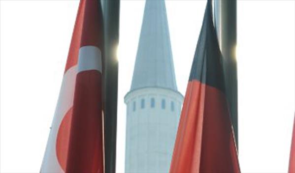 Almanya&#39;da M&#252;sl&#252;manların g&#246;sterisine Merkel de katılıyor