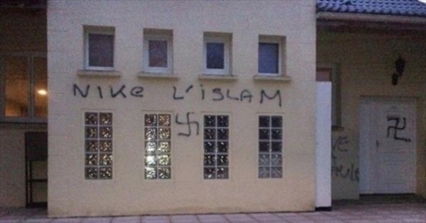 Almanya&#39;da camiye &#231;irkin saldırı