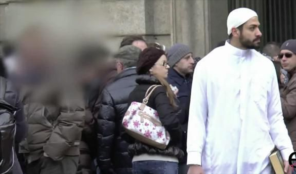 İtalya da İslam d&#252;şmanlığına g&#246;r&#252;nt&#252;l&#252; ispat VIDEO