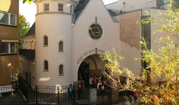 Norveçli Müslümanlar sinagog için barış halkası oluşturdu