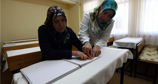 Braille alfabesi İle Kur&#39;an-ı Kerim Okumayı &#214;ğreniyor