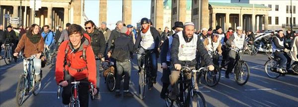 Berlin de imamlar ve hahamlar pedal çevirdi