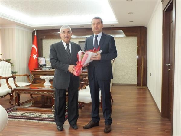 M&#252;ft&#252; &#199;AĞLAR dan Kutlu Doğum Dolayısıyla Vali &#199;ELİK e G&#252;l Takdimi