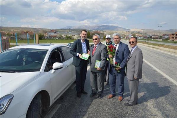 Çivril Müftülüğümüz Trafikte Şoförlere Gül Dağıtımı Yaptı..
