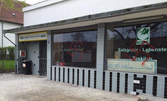 Almanya da &#252;&#231; ayda 13 camiye saldırı
