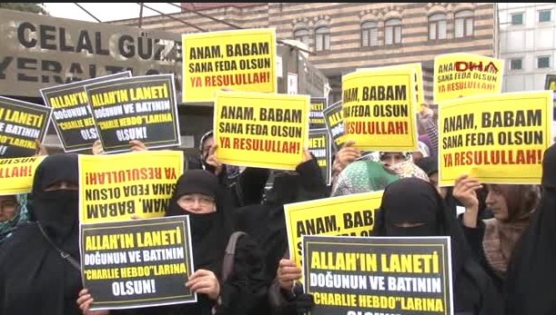 Diyarbakırlılar 'hakaret afişlerini' protesto etti