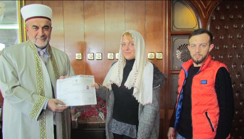 Almanya Vatandaşı Sarah HANNEL Müslüman Oldu