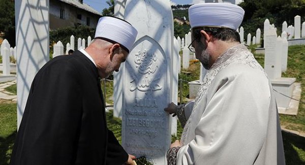 Başkan Görmez, Saraybosna’da Aliya İzzetbegoviç’in kabrini ziyaret etti…