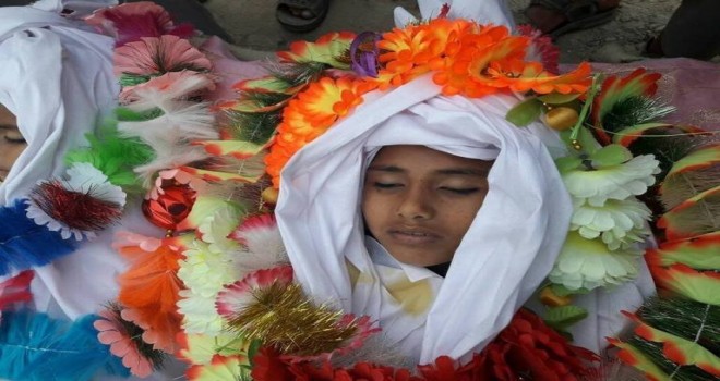 Afganistan’da kuran talebeleri vuruldu: 100 çocuk katledildi