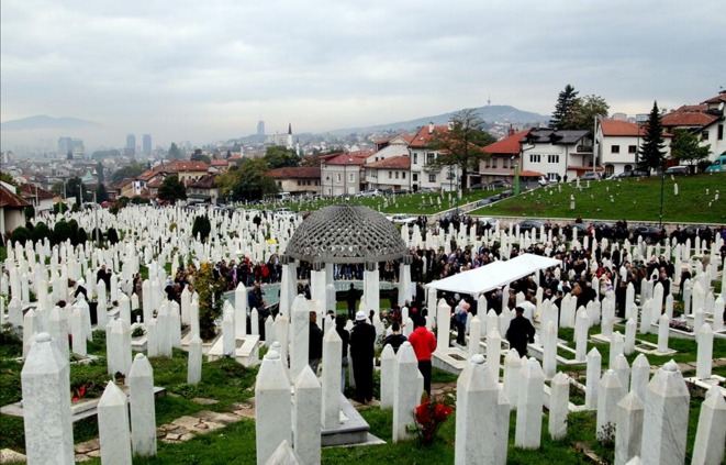 Aliya İzzetbegoviç kabri başında dualarla anıldı