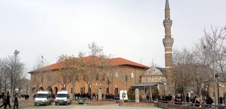 Hacı Bayram Camii’nde 5 Bin Kişi Aynı Lokmayı Paylaştı 