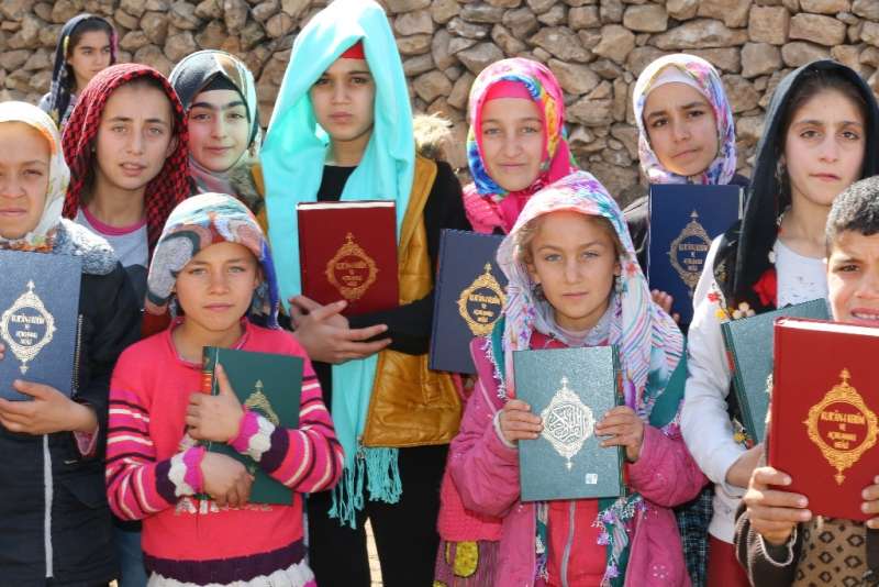 Hediye Kur’an-ı Kerimler Diyarbakırlı çocuklara ulaştı