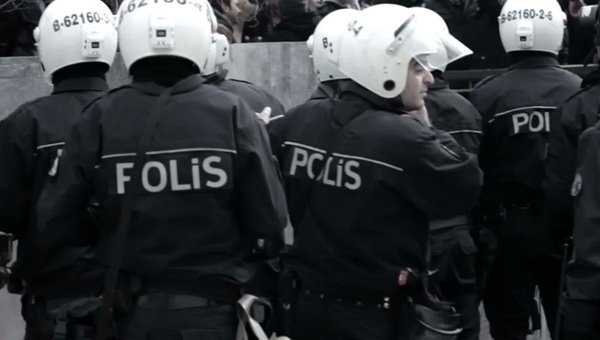 İstanbul'da polise bombalı ve silahlı saldırı