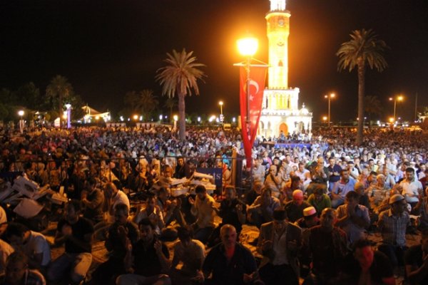 İzmir'de Bir İlk Seccadesini kapan saat kulesine koştu