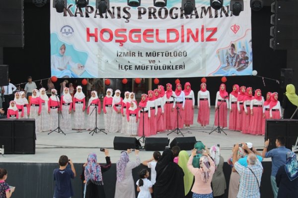 İzmir'de Muhteşem Yaz Kur'an Kursu Kapanışı