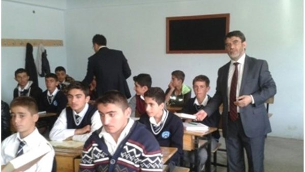 Müftü Öğrencilere Kur’an-ı Kerim Dağıttı