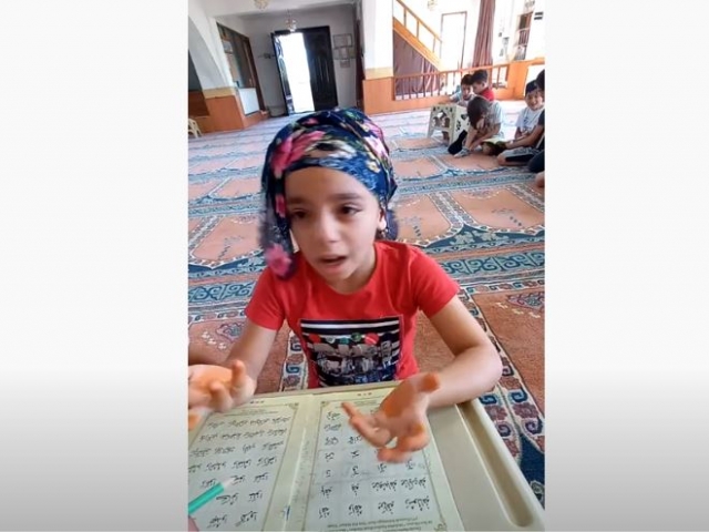 Minik Kızın Kuran'a Geçme Sevinci, Gözyaşlarını Tutamadı