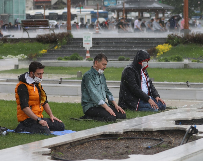 Sağanak Altında Cuma Namazı