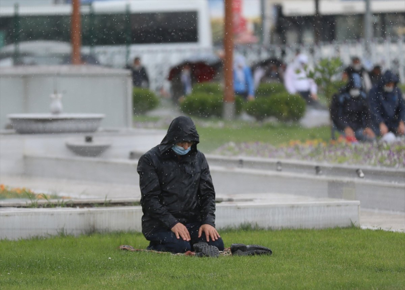 Sağanak Altında Cuma Namazı