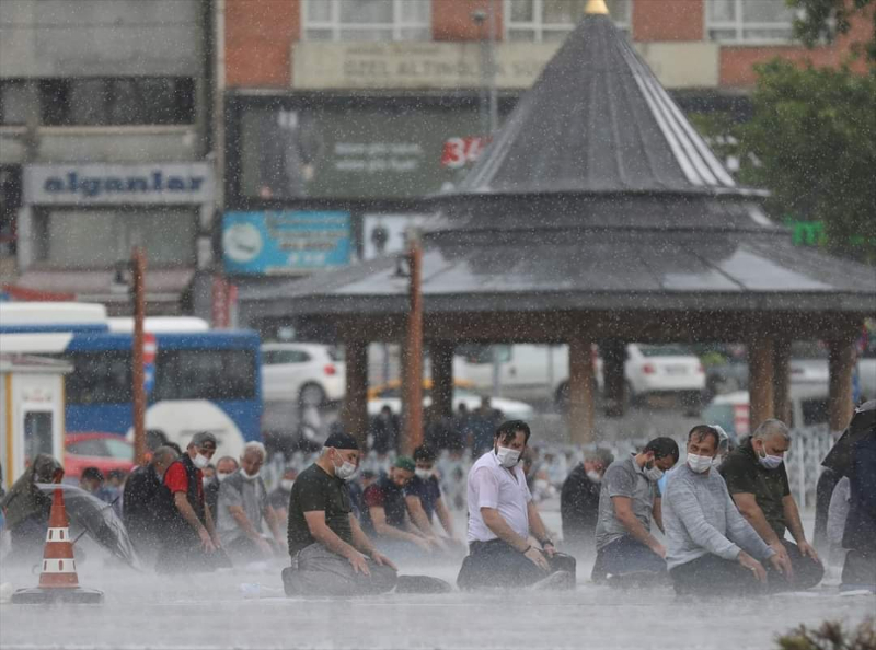 Sağanak Altında Cuma Namazı