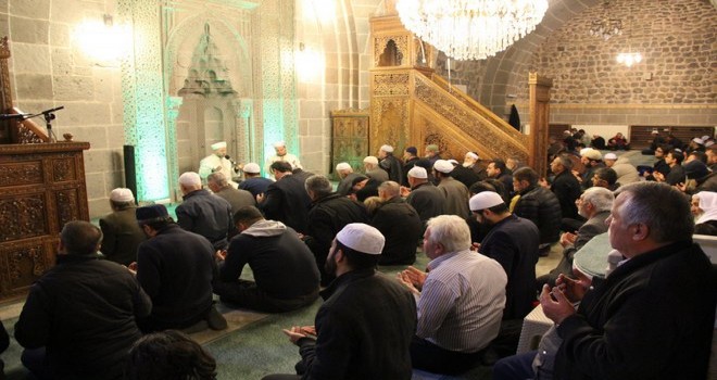 CAMİLERİMİZ, MESCİTLERİMİZ CEMAATİYLE GÜZELDİR!