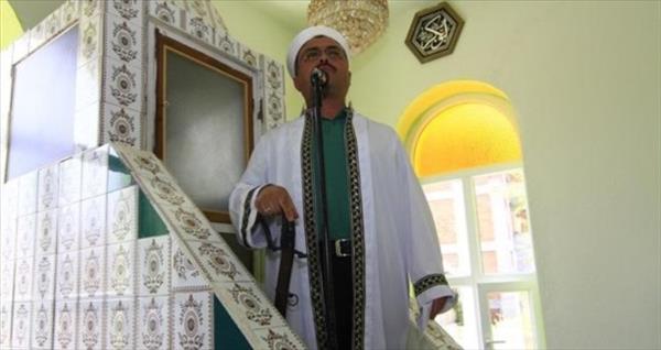 Hutbeye kılıçla çıkma geleneğini hala sürdürüyorlar