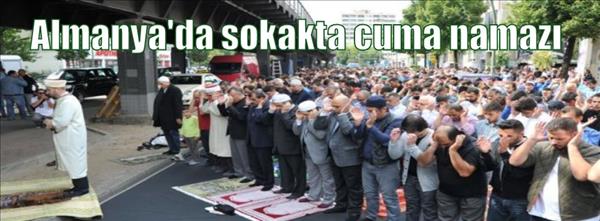 Almanya'da sokakta cuma namazı