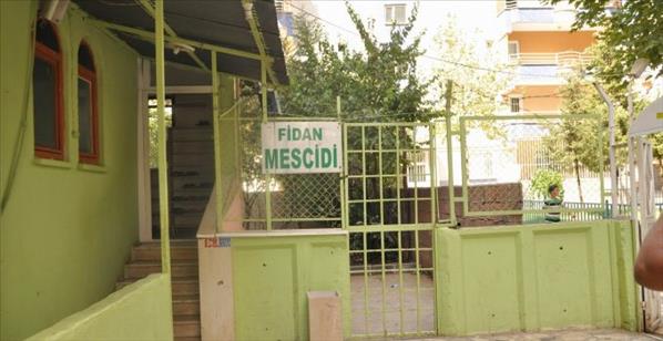 Diyarbakır'da İŞİD'i Öven İmamı Polis Cemaatin Elinde Zor Kurtardı