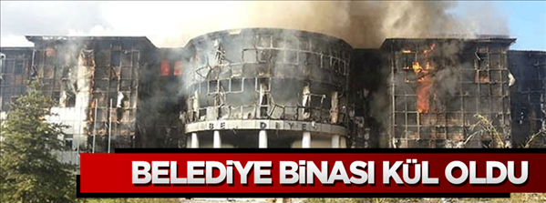 Belediye binası kül oldu