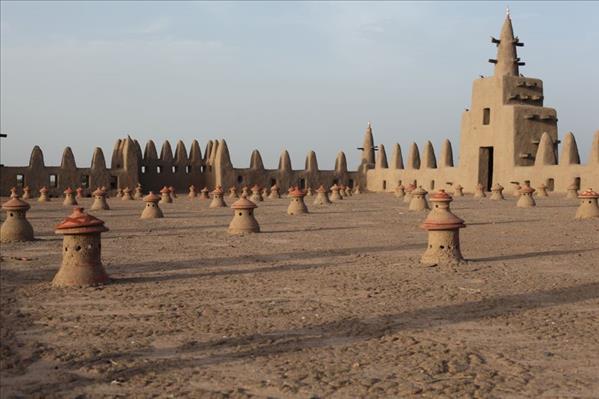 İşte Dünyanın En Büyük Kerpiç Camisi