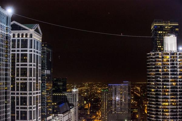 153 metrede 2 gökdelen arasını ip üzerinde yürüdü