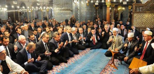 Atatürk için okuttulan mevlitte ilginç görüntü