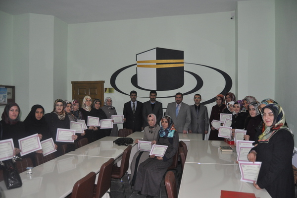 Kurs Öğreticilerine Hizmet İçi Eğitim Kursu Katılım Belgeleri Verildi