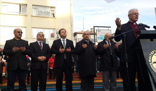 Maltepe'de "dualar" eşliğinde Noel ağacı dikildi