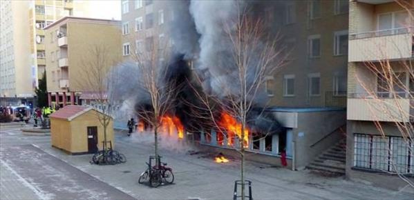 İsve&#231;&#39;te bir camiye daha saldırı