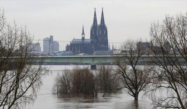 Köln Katedral'inde İslamafobiye karşı karartma